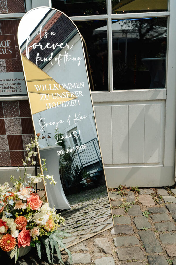 Spiegel mit Schriftzug der Namen des Brautpaares und des Datums der Hochzeit