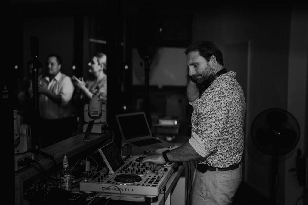 DJ legt Musik an Hochzeit auf
