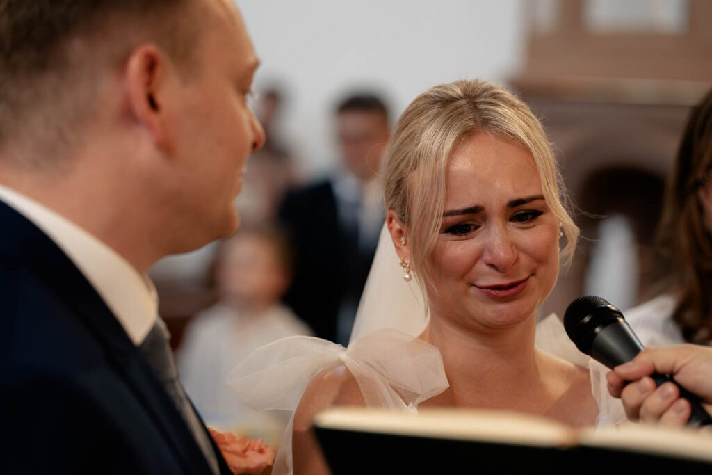 Weinende Braut bei Eheversprechen in Kirche