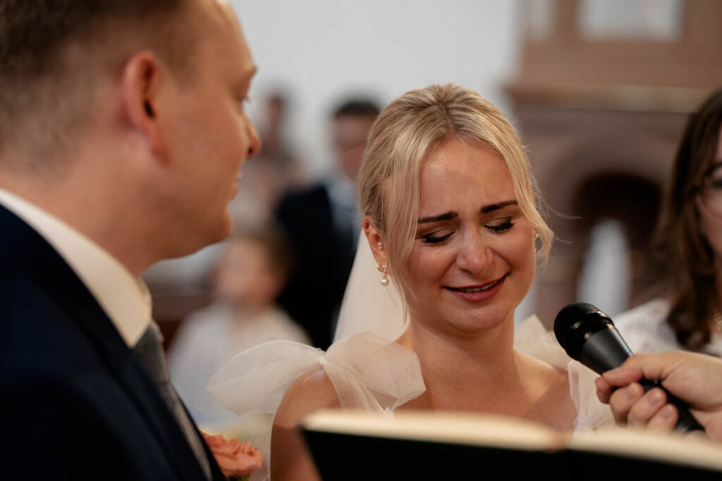 Braut liest Eheversprechen in Kirche vor