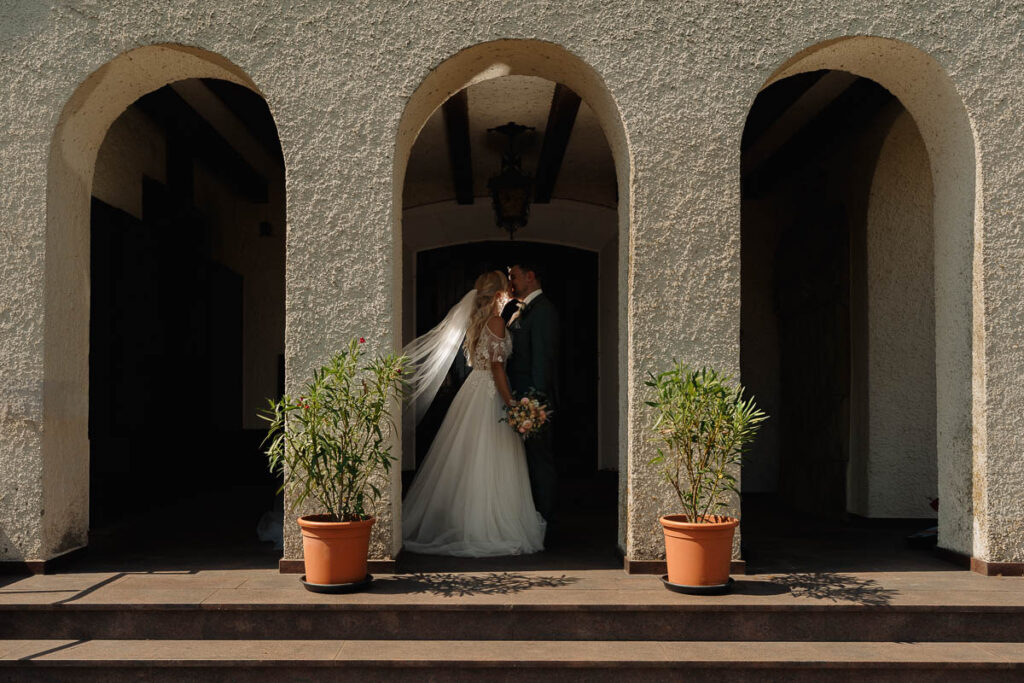 Brautpaar fotografiert an einer Kapelle
