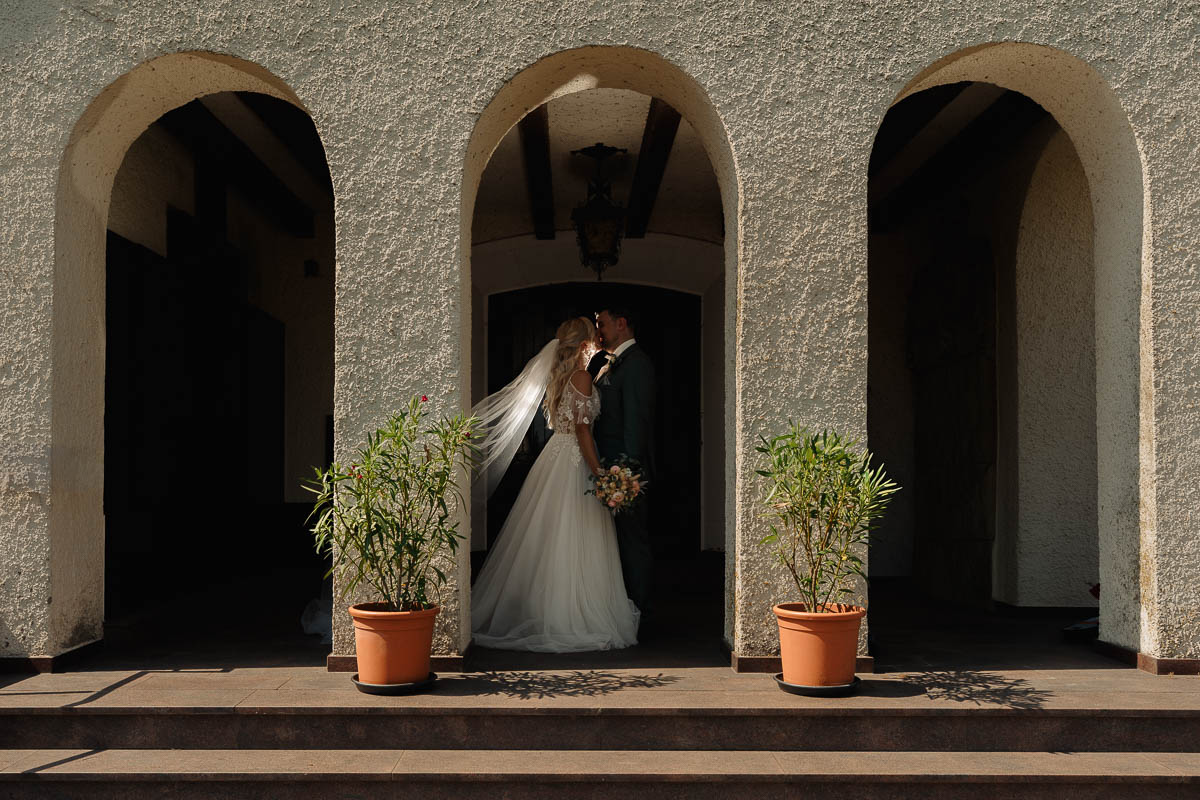 Brautpaar fotografiert an einer Kapelle